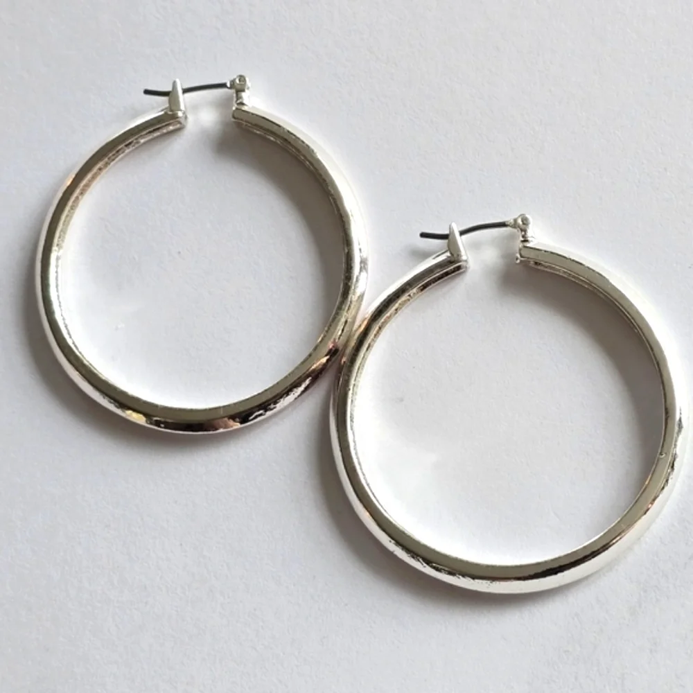 Liz Claiborne hoop earrings silver tone metal hoops big large classic LC - Picture 1 of 10